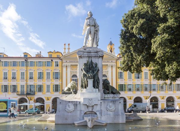 Photographie d'architecture : Monument à Garibaldi. Statue
