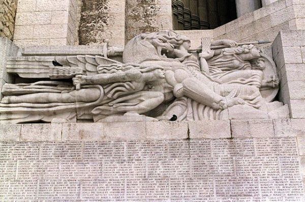 Photographie d'architecture : Monument aux morts. Détail : « La Paix ».
