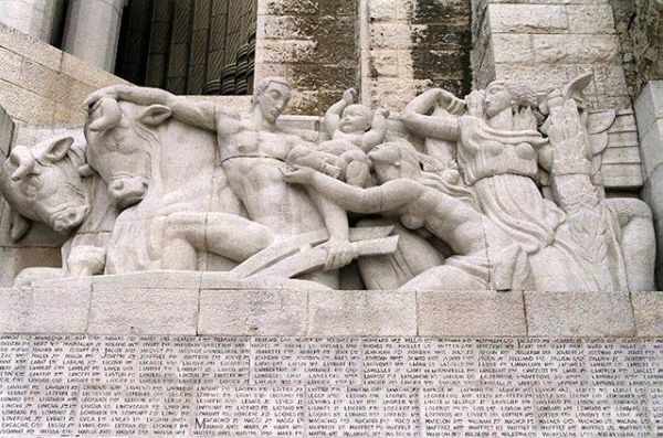 Photographie d'architecture : Monument aux morts. Détail : « La Guerre ».