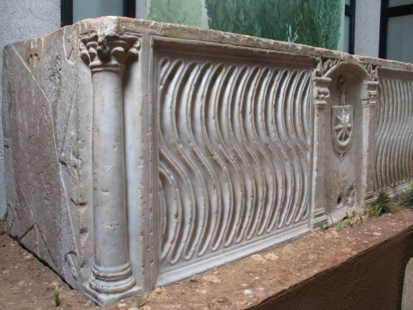 Mobilier funéraire : Sarcophage, décoré de strigiles
