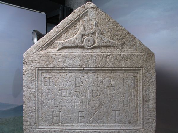 Mobilier funéraire : Stèle funéraire d'Epicadus Velox