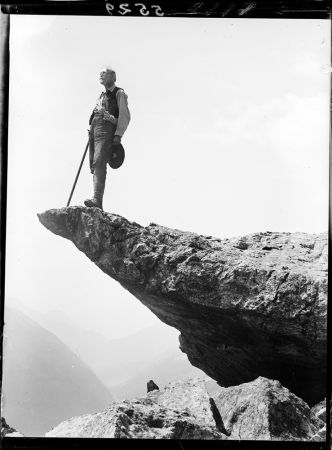Photographie : Victor de Cessole sur la pointe du rocher du Ponset (2818 m.) – août 191