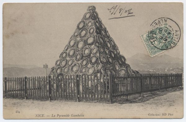 Carte postale : Pyramide de Gambetta édifiée au cimetière du château