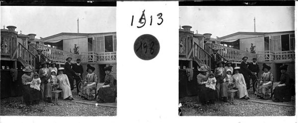 Photographie : Groupe familial à la terrasse d'un établissement de bains à Carras.