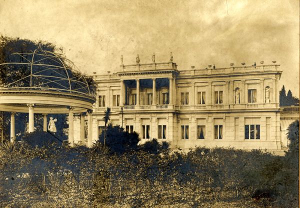Photographie : Façade sud de la villa Les Palmiers avec kiosque