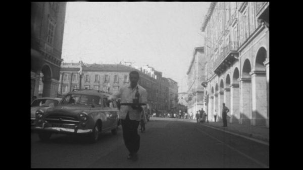 Film amateur : Course de garçons de café dans les rues de Nice
